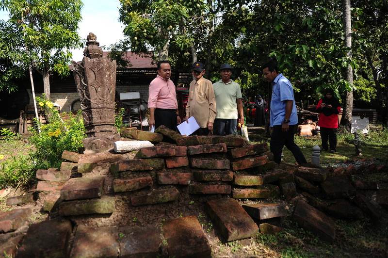 Chairman of the Malaysian Historical Society Kedah Branch (PSMCK) Datuk Wan Samsudin Wan Yusof (left) estimated the tombs belonging to the 19th Sultan of Kedah in Anak Bukit to be 239 years old, May 8, 2017. u00e2u20acu201d Bernama pic