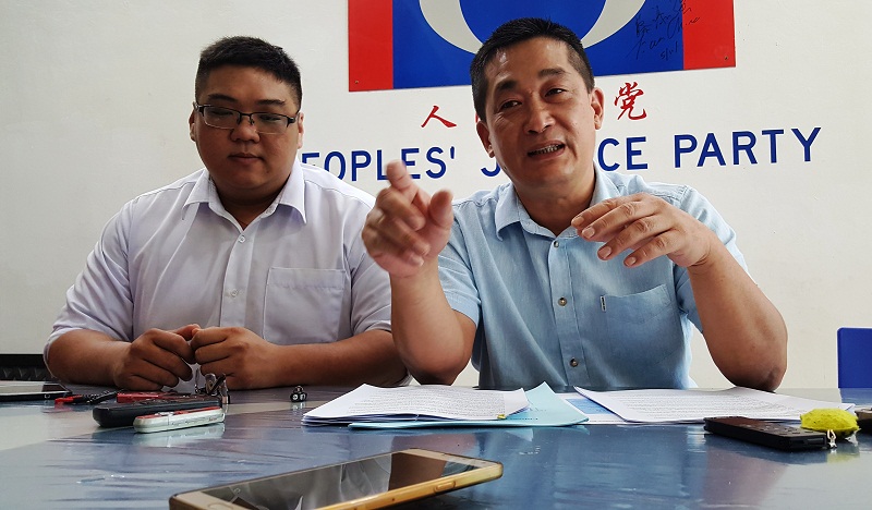 Batu Lintang state lawmaker See Chee How (right) explaining the purposes of the Citizens Initiated Referendum Bill 2017 in Kuching May 3, 2017. u00e2u20acu201d Picture by Sulok Tawie