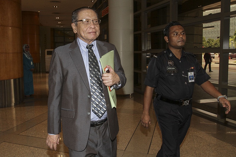 DAPu00e2u20acu2122s Lim Kit Siang arrives at Ministry of Finance to attend Bank Negara forex scandal task force meeting in Putrajaya May 4, 2017. u00e2u20acu201d Picture by Yusof Mat Isa
