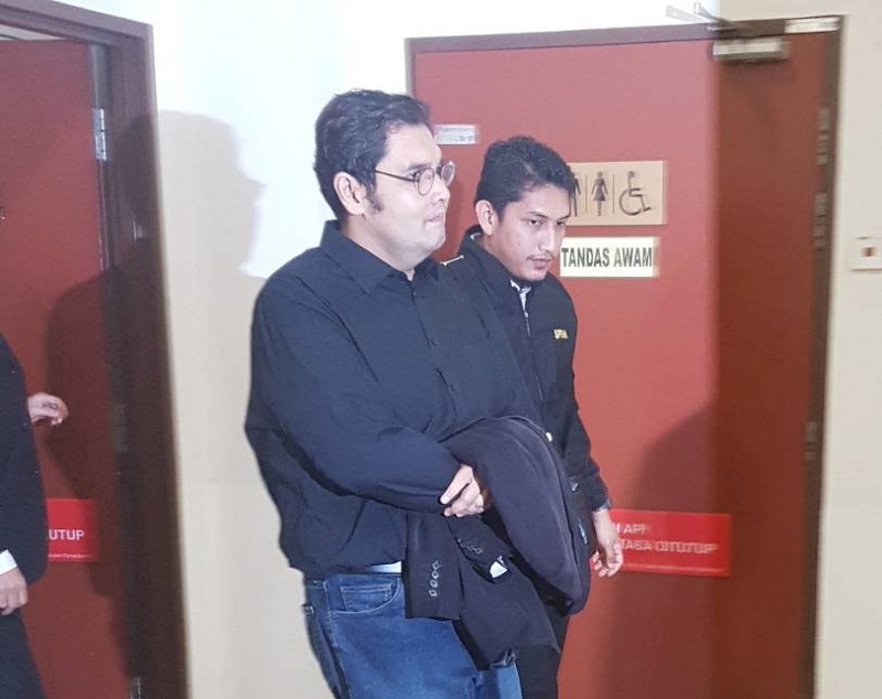 Md Shamsuri Md Isa (left) pleaded not guilty to four charges under Section 18 of the MACC Act 2009. u00e2u20acu201d Picture courtesy of the Malaysian Anti-Corruption Commission