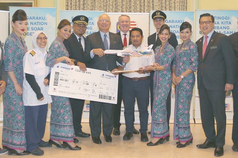 Prime Minister Datuk Seri Najib Razak (centre), Transport Minister Datuk Seri Liow Tiong Lai (right), MAB chief executive officer Peter Bellew and airline representatives at the unveiling of the national carrieru00e2u20acu2122s u00e2u20acu02dcNegarakuu00e2u20acu2122 initiative at Bangunan P