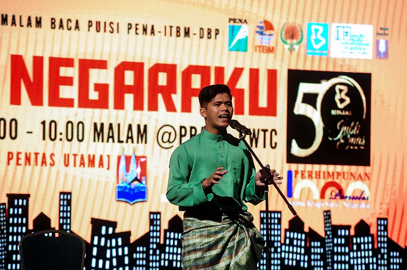 Seorang peserta ketika mendeklamasikan puisi pada Malam Baca Puisi u00e2u20acu02dcSalam Negarakuu00e2u20acu2122 sempena Pesta Buku Antarabangsa di Pusat Dagangan Dunia Putra, Kuala Lumpur 5 Mei, 2017. u00e2u20acu201d Foto Bernama