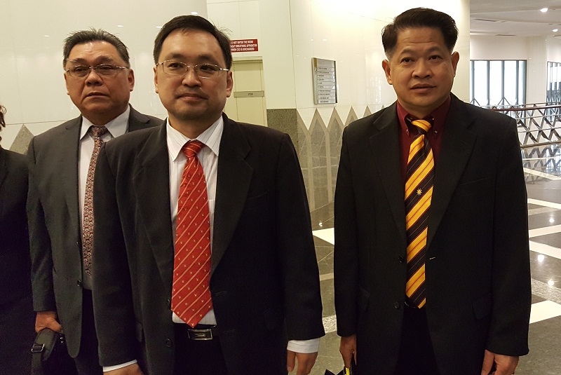 Dr Ting Tiong Choon (right) with Sarawak DAP chairman Chong Chieng Jen and Sarawak DAP deputy chairman Chiew Chiu Sing (left) in Kuching May 12, 2017. u00e2u20acu201d Picture by Sulok Tawie