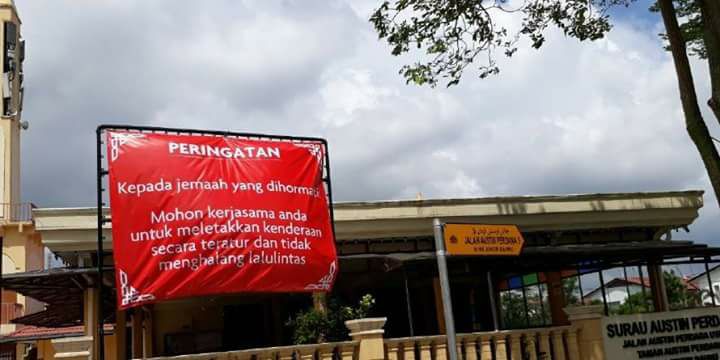 A large red banner has been put up outside the surauu00e2u20acu2122s gates at Taman Austin Perdana to remind the congregation to park in an orderly manner. u00e2u20acu201d  Picture courtesy of Info Roadblock Jpj/polis Facebook page