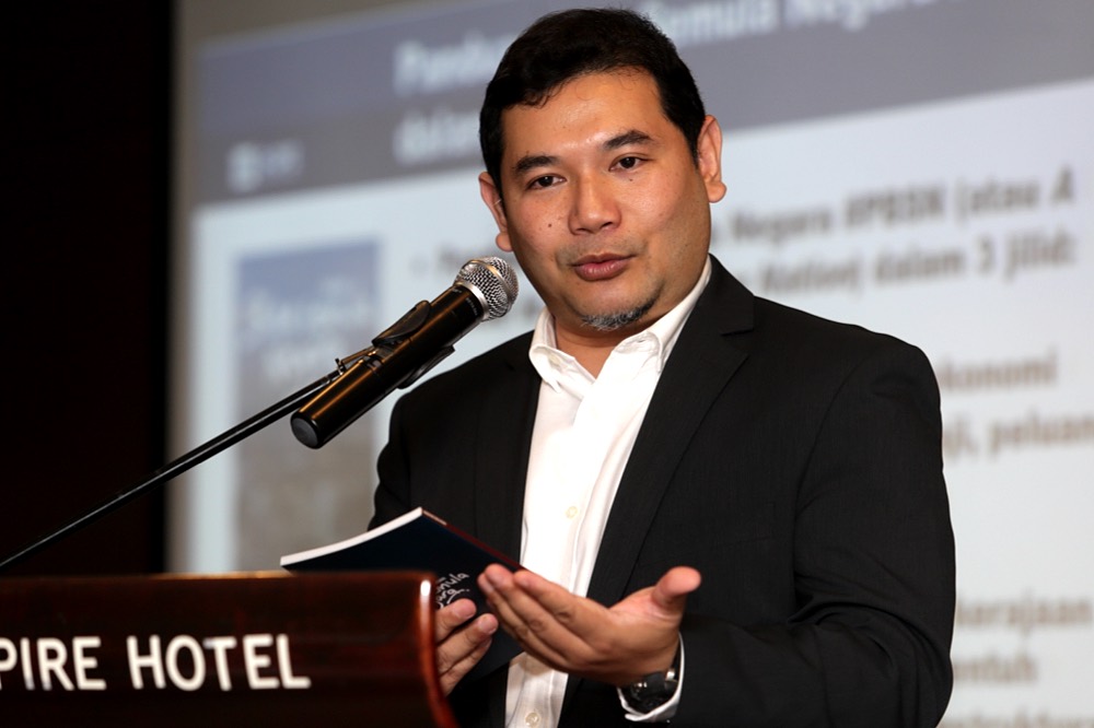 PKRu00e2u20acu2122s Rafizi Ramli speaks during the u00e2u20acu02dcINVOKE: A Guide To Rebuilding Our Nation (Vol. 1)u00e2u20acu2122 policy launch in Subang May 14, 2017. u00e2u20acu201d Picture by Choo Choy May
