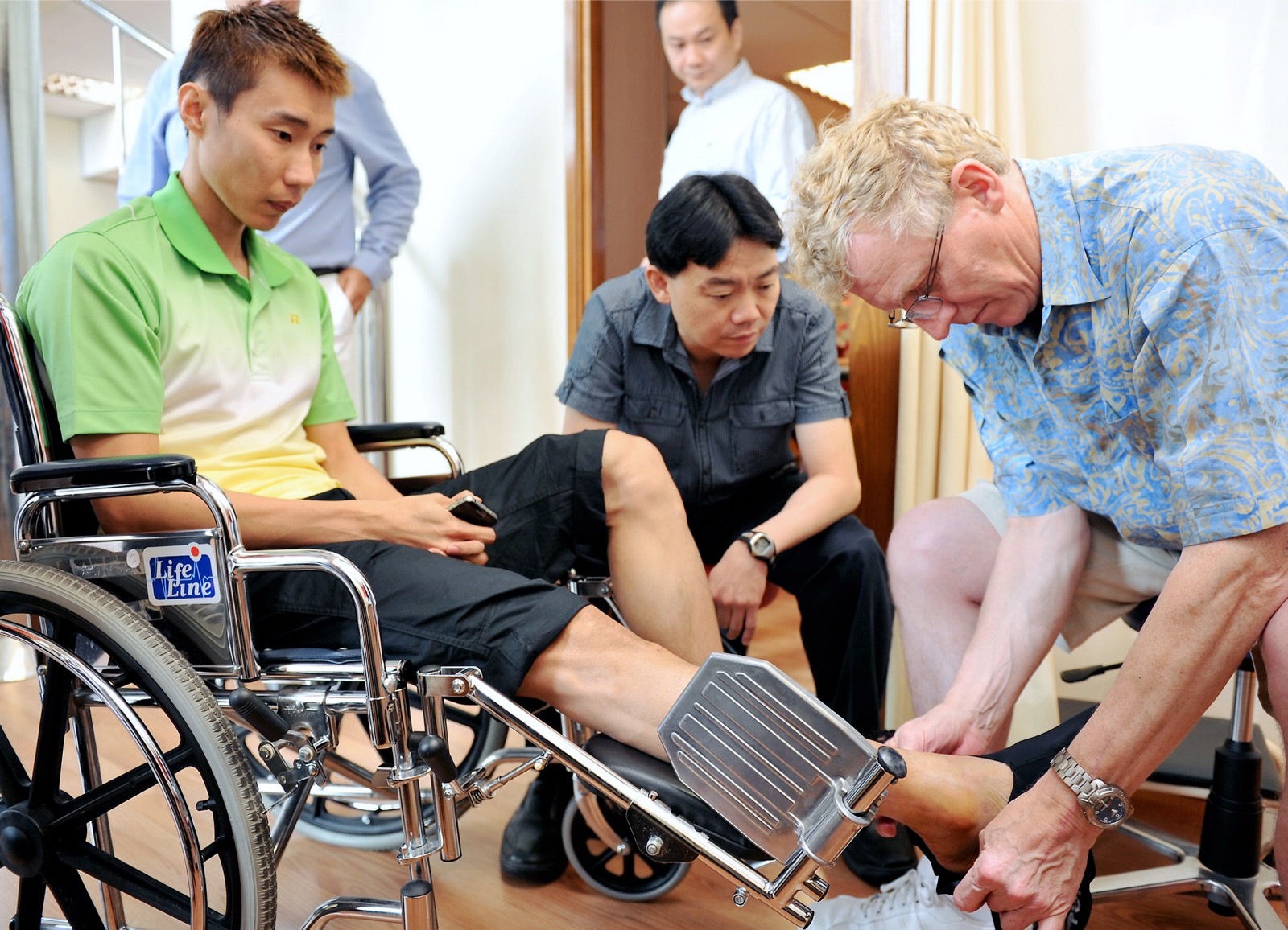 Dr Saw looks on as Datuk Lee Chong Wei is examined by the United Kingdomu00e2u20acu2122s Teachy Hospital orthopaedic surgeon Dr Nicholas Geary while the national shuttler was undergoing treatment at KLSMC. u00e2u20acu201d Picture by Bernama