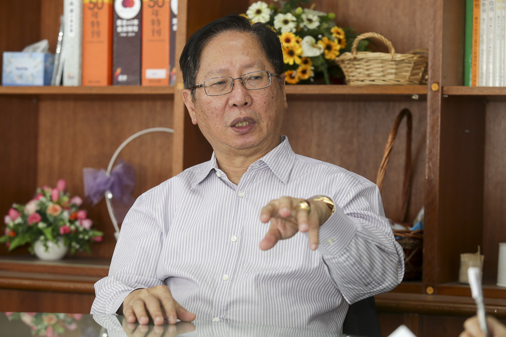 Dong Zong (United Chinese School Committeesu00e2u20acu2122 Association) president Datuk Vincent Lau Lee Ming speaks during an interview with Malay Mail Online in Kajang May 26, 2017. u00e2u20acu201d Picture by Choo Choy May