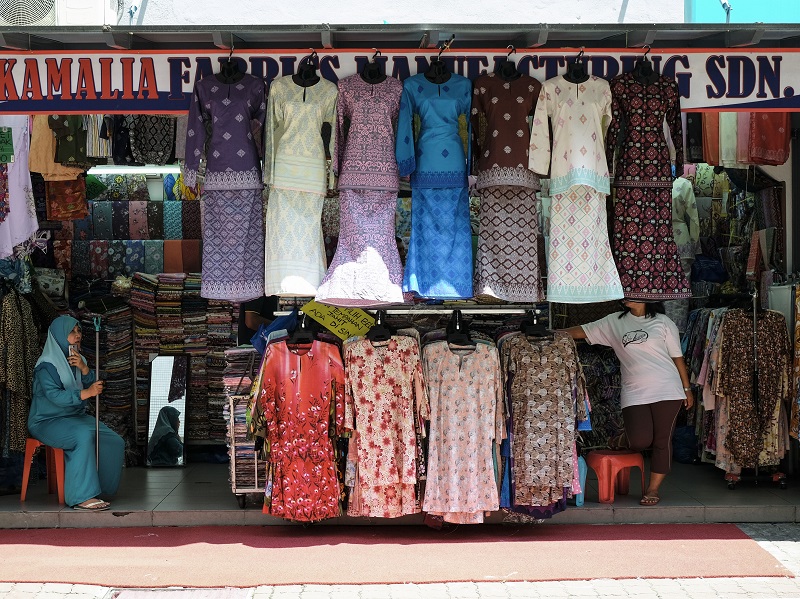 Vendors wait for customers at a shop in Kuala Lumpur May 28, 2017. u00e2u20acu201d Picture by Yusof Mat Isa