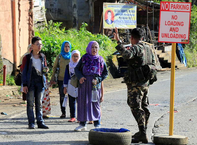 A government soldier talks to residents while manning a checkpoint at a main street of Marawi city, after government troopsu00e2u20acu2122 continuous assault with insurgents from the Maute group in Marawi City, southern Philippines May 27, 2017. u00e2u20acu201d Reuters pic