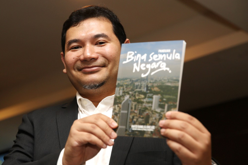 PKRu00e2u20acu2122s Rafizi Ramli holds a copy of u00e2u20acu02dcBina Semula Negarau00e2u20acu2122 during the u00e2u20acu02dcINVOKE: A Guide To Rebuilding Our Nation (Vol. 1)u00e2u20acu2122 policy launch in Subang May 14, 2017. u00e2u20acu201d Picture by Choo Choy May