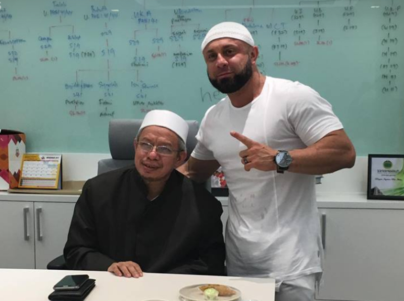 Federal Territories Mufti Datuk Dr Zulkifli Mohamad Al-Bakri posing for a picture with Vince Focarelli, a former leader of one of Australiau00e2u20acu2122s most notorious motorcycle gangs. u00e2u20acu201d Picture courtesy of Facebook/Mufti Wilayah Persekutuan