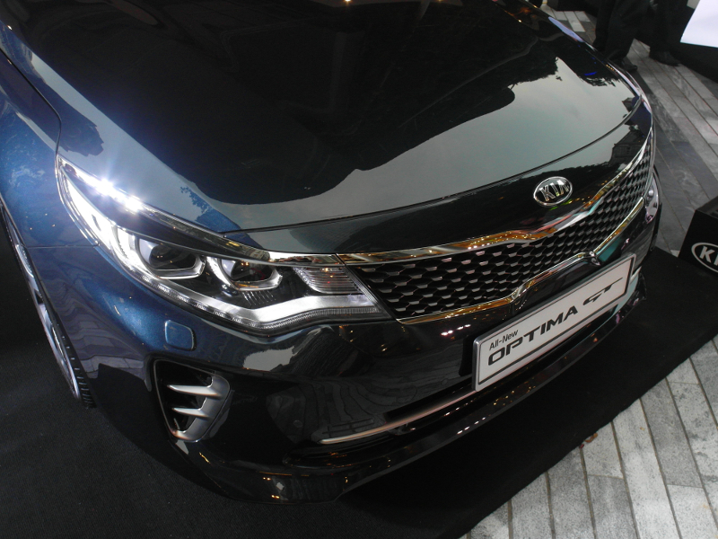 Kia Optima has LED headlights with Dynamic Bending Technology.