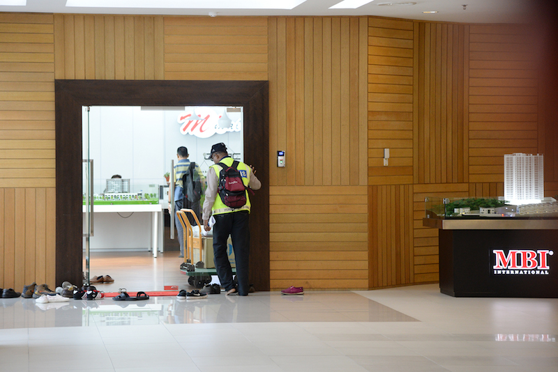 Government officials raid the offices of the MBI Group in M Mall in George Town May 29, 2017. u00e2u20acu201d Picture by KE Ooi