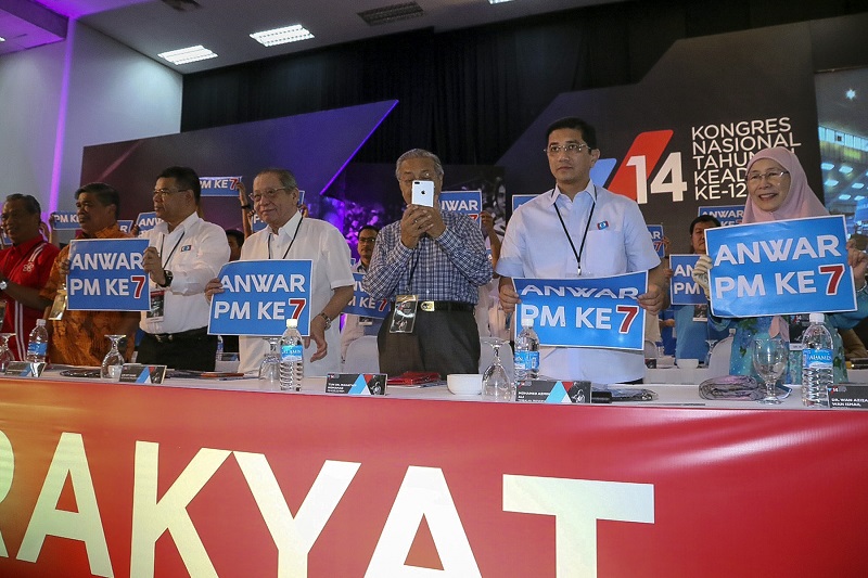 Opposition leaders hold up placards that read 'Anwar PM Ke-7' (Anwar as 7th PM) at PKR's national congress in Shah Alam May 21, 2017. u00e2u20acu201d Picture by Yusof Mat Isa 