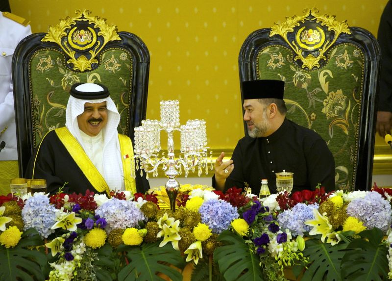 Yang di-Pertuan Agong Sultan Muhammad V (right) is seen speaking to Bahrainu00e2u20acu2122s King Hamad Isa Al Khalifa at the Istana Negara in Kuala Lumpur. u00e2u20acu2022 Bernama pic
