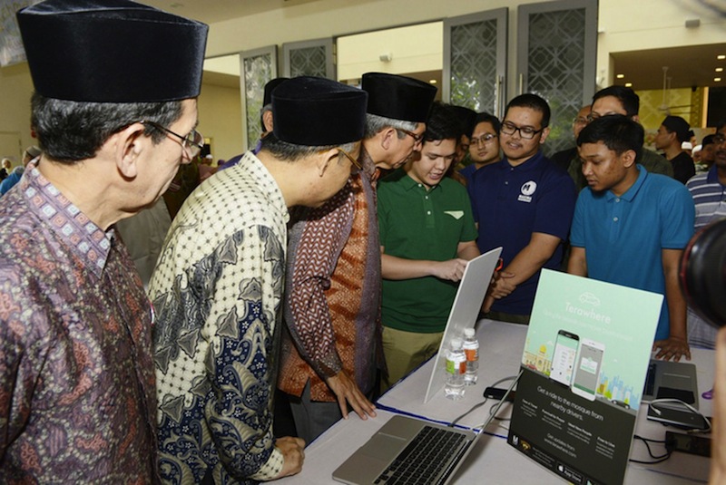 Dr Yaacob (third from left) with Terawhere app developers yesterday. The free carpooling app, which will be launched on Friday, will not only help save the environment but also build communities.u00c2u00a0u00e2u20acu201du00c2u00a0Picture by MUIS