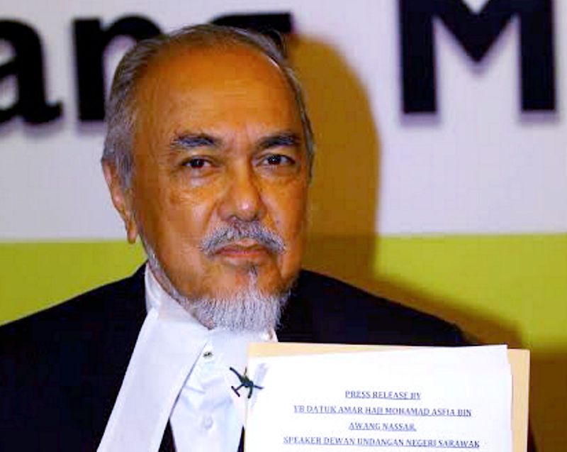 Speaker of the Sarawak Legislative Assembly (DUN) Datuk Amar Mohamad Asfia Awang Nassar showing his press statement on the sacking of the Pujut state assemblyman at a press conference, May 16, 2017. u00e2u20acu201d Bernama pic