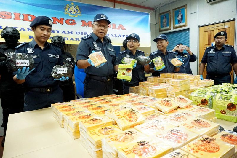 Deputy Director General of the Royal Malaysian Customs Datuk Zulkifli Yahya (left) shows the confiscated packets of drugs worth RM18,330,000, in Bukit Kayu Hitam, May 26, 2017. u00e2u20acu201d Bernama pic