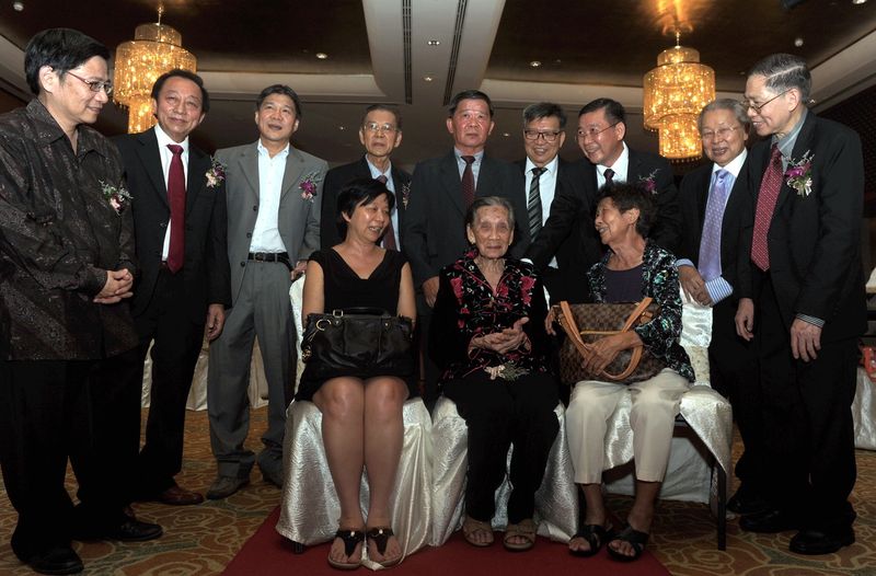 Former rubber tapper Loo Siew Chin, 95, (centre) posing for a family portrait with family members including eight of the eleven son who become doctors, a businessman and a lawyer, in George Town, March 28, 2017. u00e2u20acu201d Bernama pic