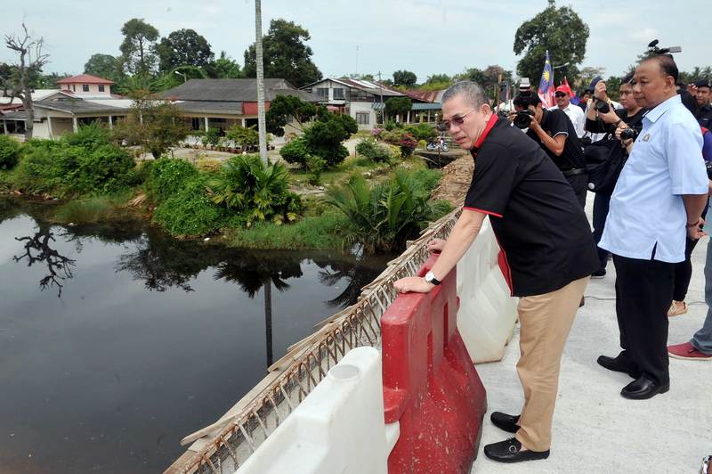 Works Minister Datuk Seri Fadillah Yusof (left) reviewing the Jambatan Parit Keliling project under construction, during a working visit to Batu Pahat, May 8, 2017. u00e2u20acu201d Bernama pic