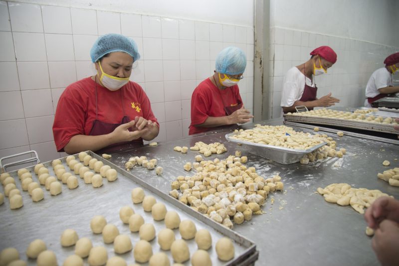 Workers at Ghee Hiang making u00e2u20acu02dctau sar pneahu00e2u20acu2122. u00e2u20acu2022 Picture by KE Ooi