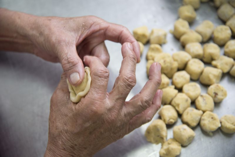 All of Ghee Hiang's biscuits are painstakingly formed by hands.