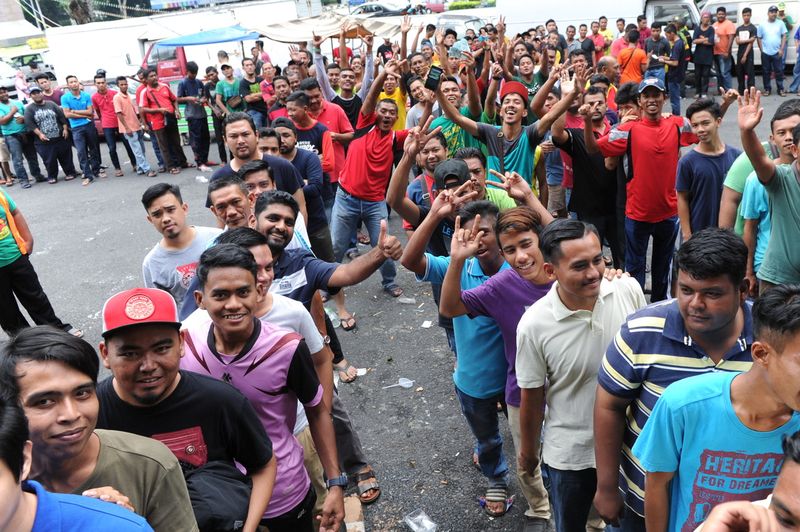 Fans of the Kedah football team lining up to buy tickets for the FA Cup final at the compound of Darul Aman Stadium in Alor Setar, May 18, 2017. u00e2u20acu201d Bernama pic