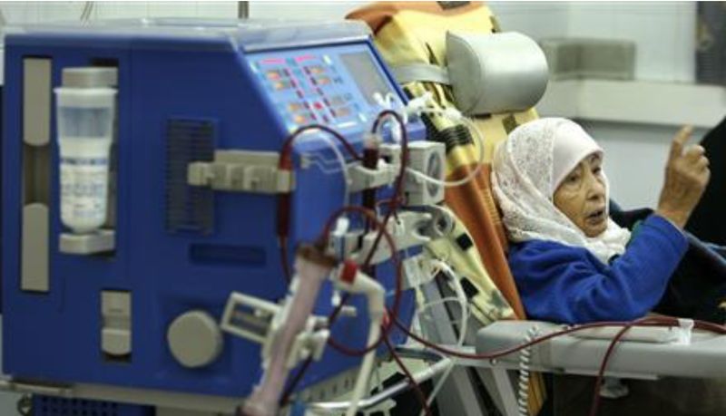A Palestinian kidney patient undergoes dialysis at the Shifa hospital in Gaza City December 10, 2007. Patients with chronic kidney failure could be freed from fixed dialysis machines, thanks to a wearable artificial kidney. REUTERS/Suhaib Salem