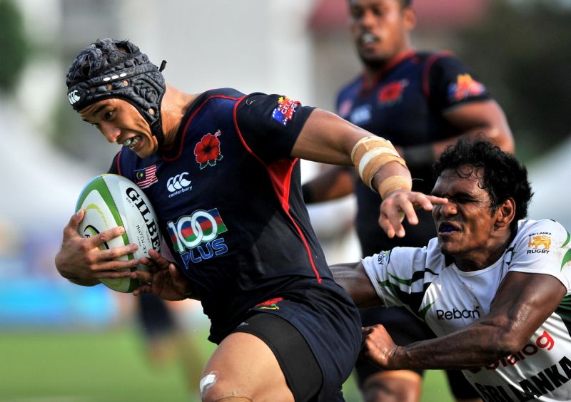 Pemain Malaysia Wong Wye Wyw (kiri) berjaya melakukan try pada perlawanan akhir menentang Sri Lanka pada Kejohanan Ragbi Asia 2017 di Padang Ipoh hari ini. u00e2u20acu201d Foto Bernamann