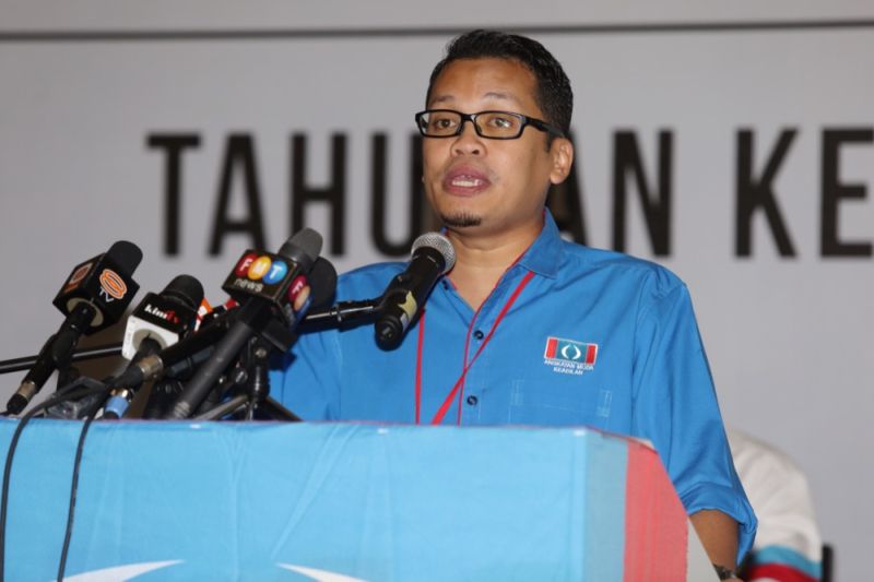 Nik Nazmi Nik Ahmad (pic) says PKR members should see it as a chance to show Tun Dr Mahathir Mohamad how a complex negotiation can still be principled. u00e2u20acu2022 Picture by Choo Choy May