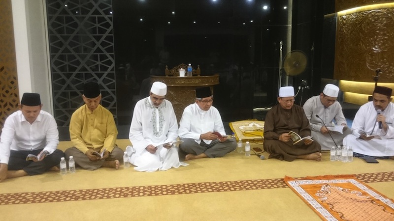 Mufti leading the memorial prayer session. u00e2u20acu201d Picture by MUIS