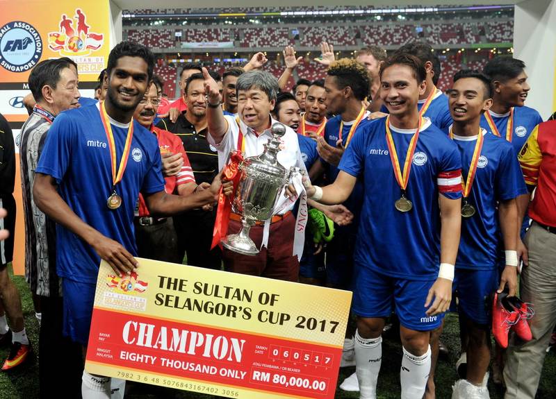 The Sultan of Selangor Sultan Sharafuddin Idris Shah presenting the Sultan of Selangor's Cup to the Singapore Selection team at the Singapore National Stadium, May 6, 2017. u00e2u20acu201d Bernama pic
