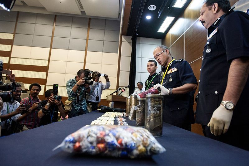 STING Deputy Commander SAC Arjunaidi Mohamed (right) showing the seized cocaine on display during a press conference at police headquarters in Bukit Aman, May 15, 2017. u00e2u20acu201d Bernama pic