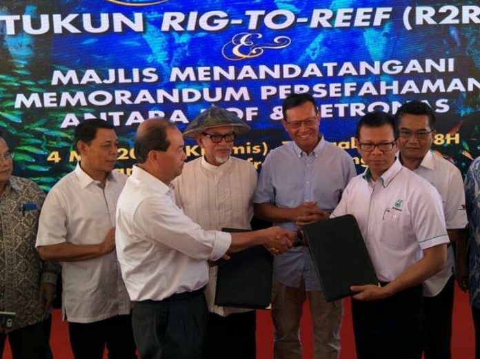 Datuk Seri Abdul Hadi Awang was invited to join Datuk Seri Ahmad Shabery Cheek at the agriculture and agro-based industry ministeru00e2u20acu2122s event in Marang, Terengganu. u00e2u20acu201d Picture courtesy of Facebook/Datou00e2u20acu2122 Seri Tuan Guru Haji Abdul Hadi Awang