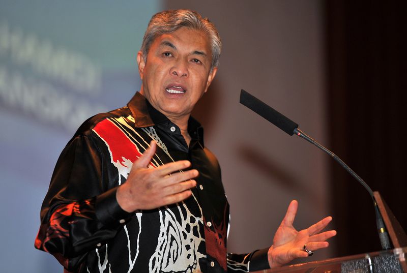 Timbalan Perdana Menteri Datuk Seri Dr Ahmad Zahid Hamidi berucap melancarkan kad kuasa, lencana kad kuasa dan lencana poket Jabatan Imigresen pada perhimpunan bulanan Kementerian Dalam Negeri (KDN) Putrajaya, 11 Mei, 2017. u00e2u20acu2022 Foto Bernama