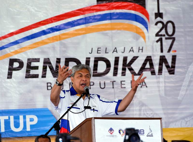 BAGAN DATUK, 30 April -- Timbalan Perdana Menteri Datuk Seri Dr Ahmad Zahid Hamidi menyampaikan ucapan pada Majlis Perasmian Penutup Jelajah Pendidikan Bumiputera 2017 di Sekolah Menengah Kebangsaan Hutan Melintang hari ini.n--fotoBERNAMA (2017) HAK CIPTA