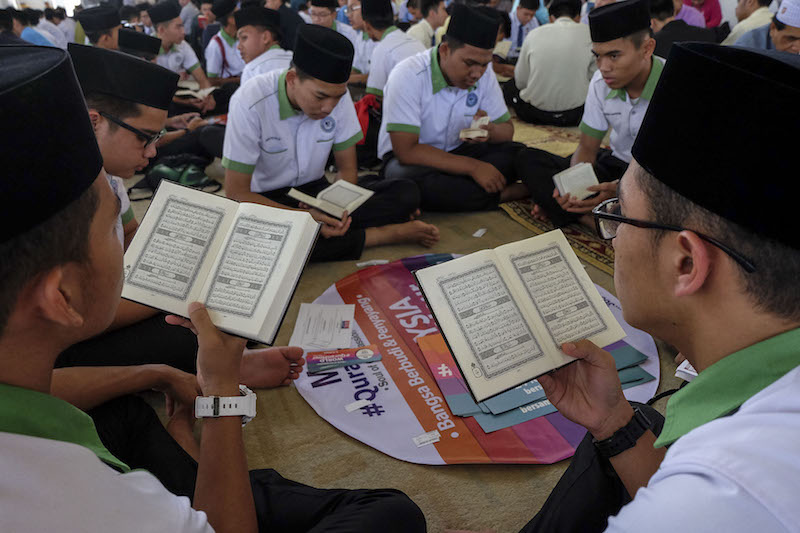 Muslims attend the World Quran Hour programme at Masjid Tuanku Mizan Zainal Abidin in Putrajaya, June 19, 2017. u00e2u20acu201d Picture by Yusof Mat Isa