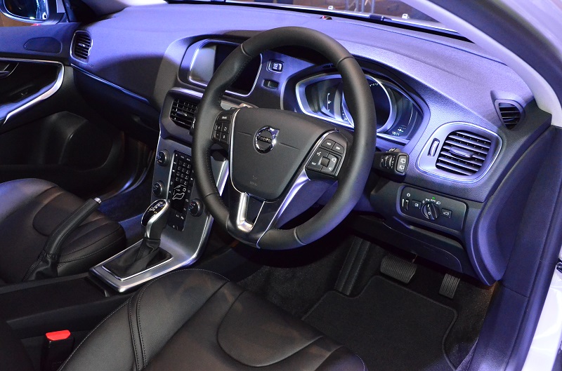On the interior, Milled Aluminium replaces the Shimmer Graphite inlay and a new Inscription tread plate (otherwise known as the scuff plate) has been added.