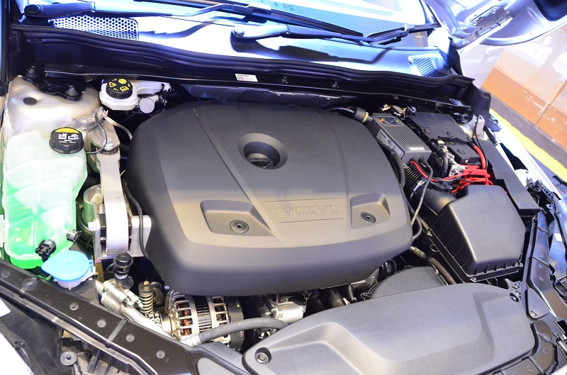 The V40 T5 Inscription maintains its class-leading Drive-E power train featuring a 2.0 litre DOHC Direct Injection gasoline engine with an output of 245hp and 350 Nm of torque. 