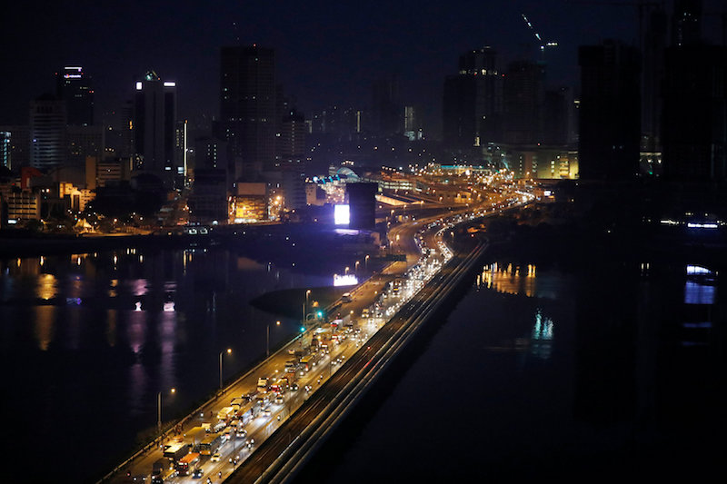Commuters cross the causeway from Malaysia during morning rush hour in Singapore June 16, 2017. u00e2u20acu201d Reuters pic