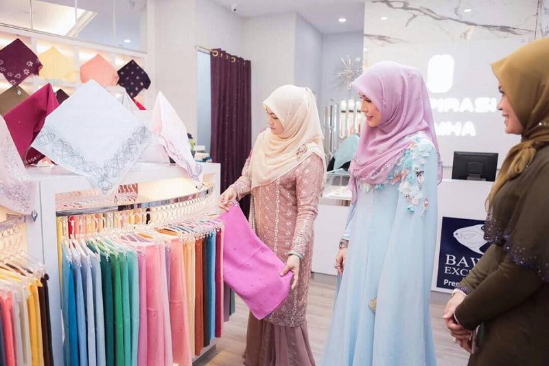 Customers browse Bawal Exclusiveu00e2u20acu2122s collection during the opening of its branch in Terengganu.u00e2u20acu201dPix courtesy of Bawal Exclusive