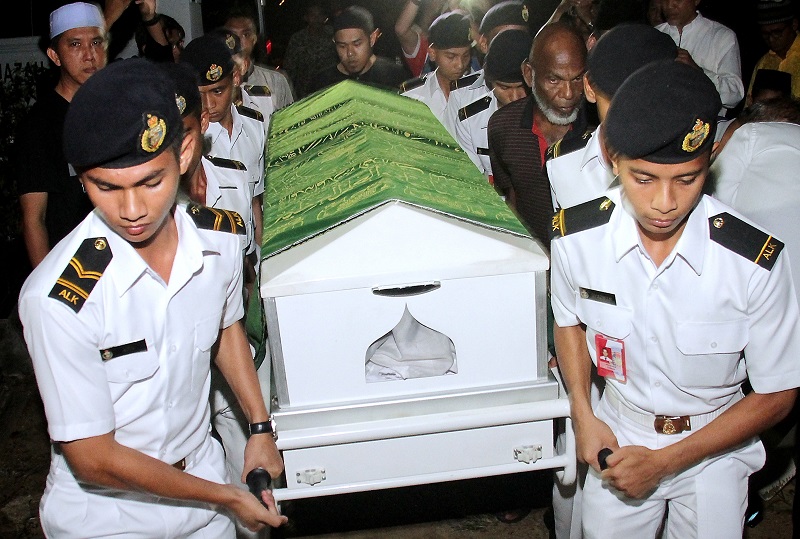 Universiti Pertahanan Nasional Malaysia students carry the casket containing the remains of cadet officer Zulfarhan Osman Zulkarnain during his funeral in Johor Baru June 2, 2017. u00e2u20acu201d Bernama pic