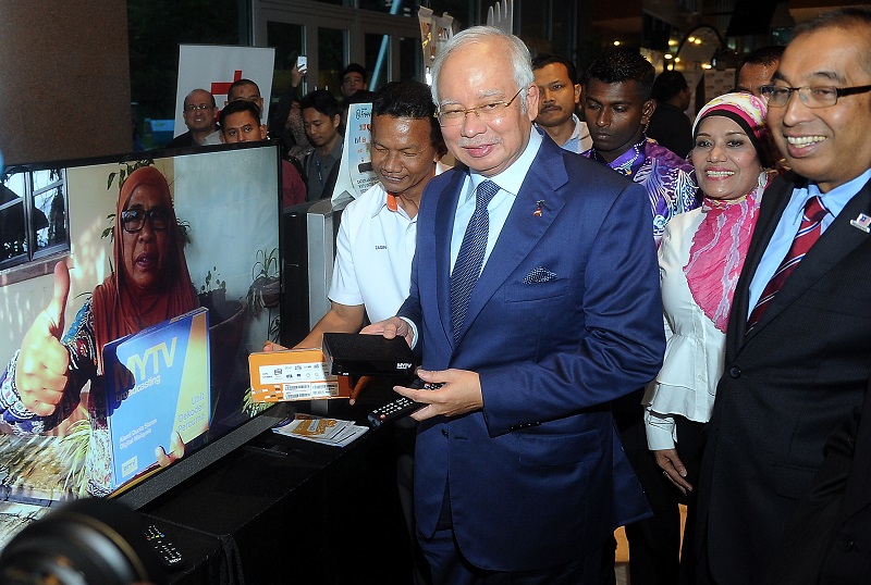 Perdana Menteri Datuk Seri Najib Razak menunjukkan alat penerima penyiaran digital selepas pelancaran Perkhidmatan Televisyen Terestrial Digital atau MyFreeview di Pusat Dagangan Kuala Lumpur hari ini.u00e2u20acu201dFoto Bernama