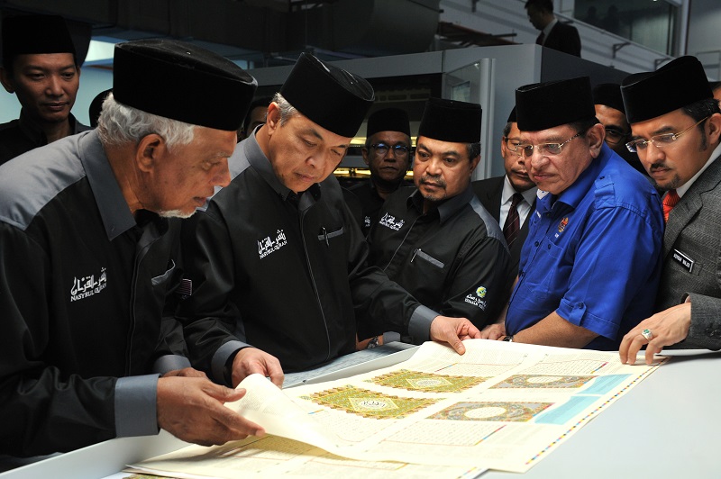 Deputy Prime Minister Datuk Seri Ahmad Zahid Hamidi (second from left) during his visit to Nasyrul Quran, the worldu00e2u20acu2122s second largest Quran printing complex, in Putrajaya June 13, 2017. u00e2u20acu201d Bernama pic