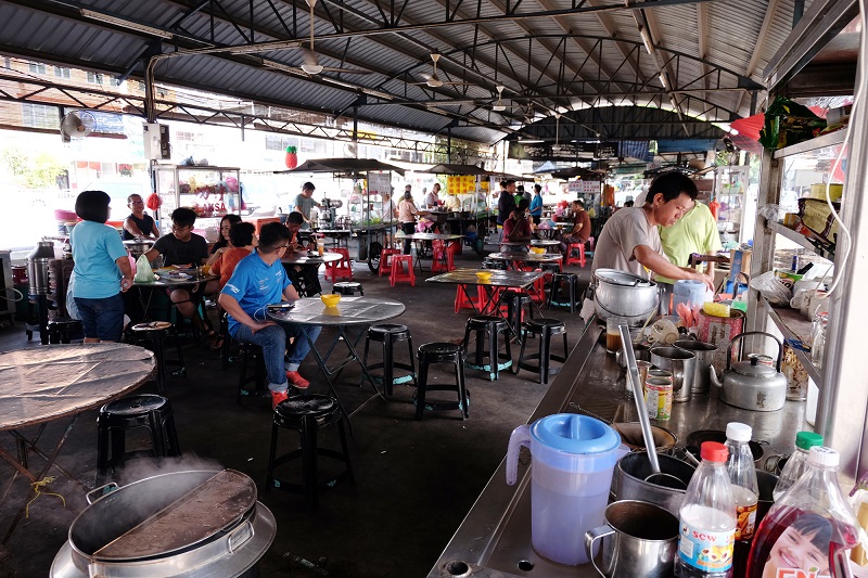 Some of the hawker stalls along Jalan Raja Uda opens from lunch time and some from evening till late night. 
