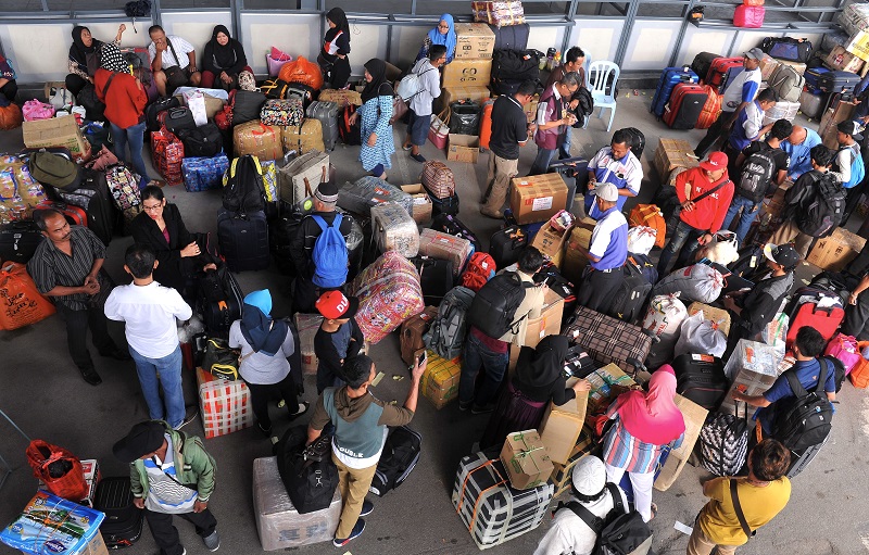 Warga Indonesia yang berkerja di negara ini, seawal pagi sudah tiba di Terminal Feri, Kompleks Datuk Shaari Jihin untuk menyambut perayaan Aidilfitri di kampung halaman. u00e2u20acu201d Foto Bernama