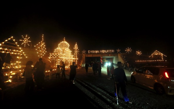 A ‘panjut’ based on the theme ‘Selamat Hari Raya’ put up by residents of Kampung Changkat Gohor.