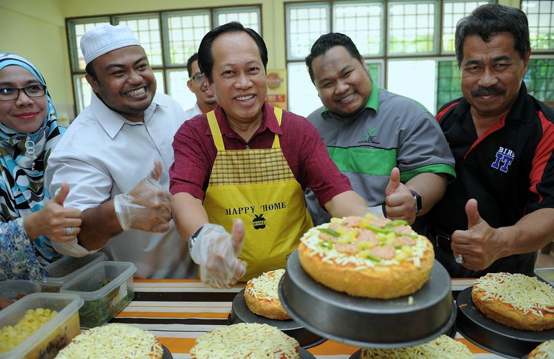 Deputy Minister of International Trade and Industry Datuk Ahmad Maslan visits the Mr. Diamond Pizza factory, in Jelebu, June 4, 201. u00e2u20acu201d Bernama pic