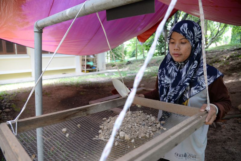 Ever wondered what it's like to excavate for archaeological finds? Try it out at the USM Archaeology Gallery.