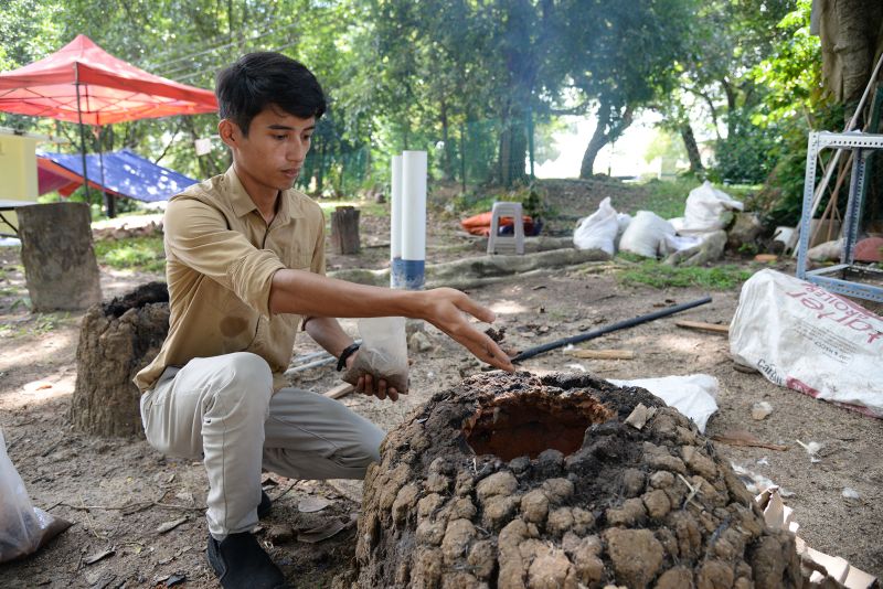 The interactive gallery shows how the old civilisations used to smelt iron using this kind of furnace and charcoal.
